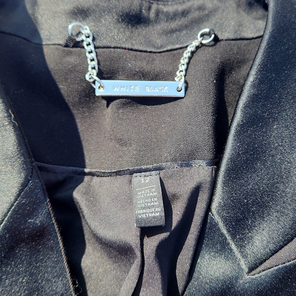 Black blaze with no slaves buttons and a small huck in the center of the blazer